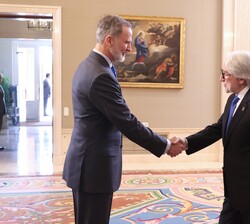 Su Majestad el Rey recibe el saludo del presidente de Foment del Treball Nacional, Josep Sánchez Llibre